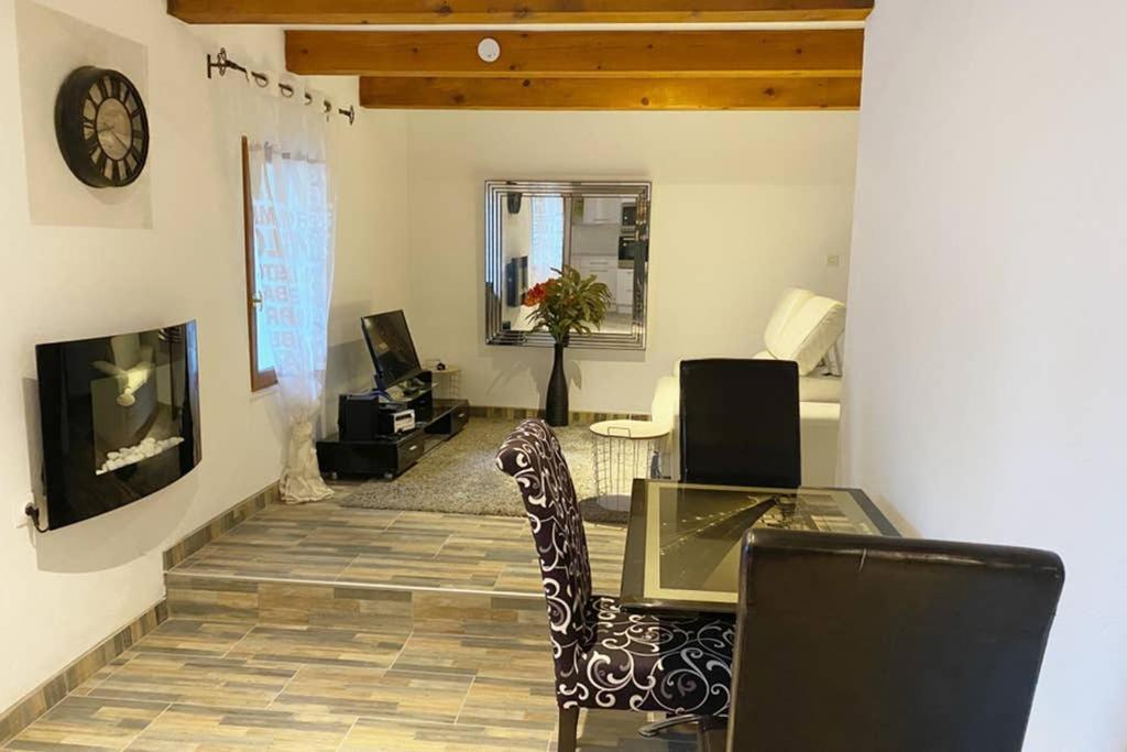 Calme Dans Maison De Village 60M2 Super Confort Динь-ле-Бен Экстерьер фото